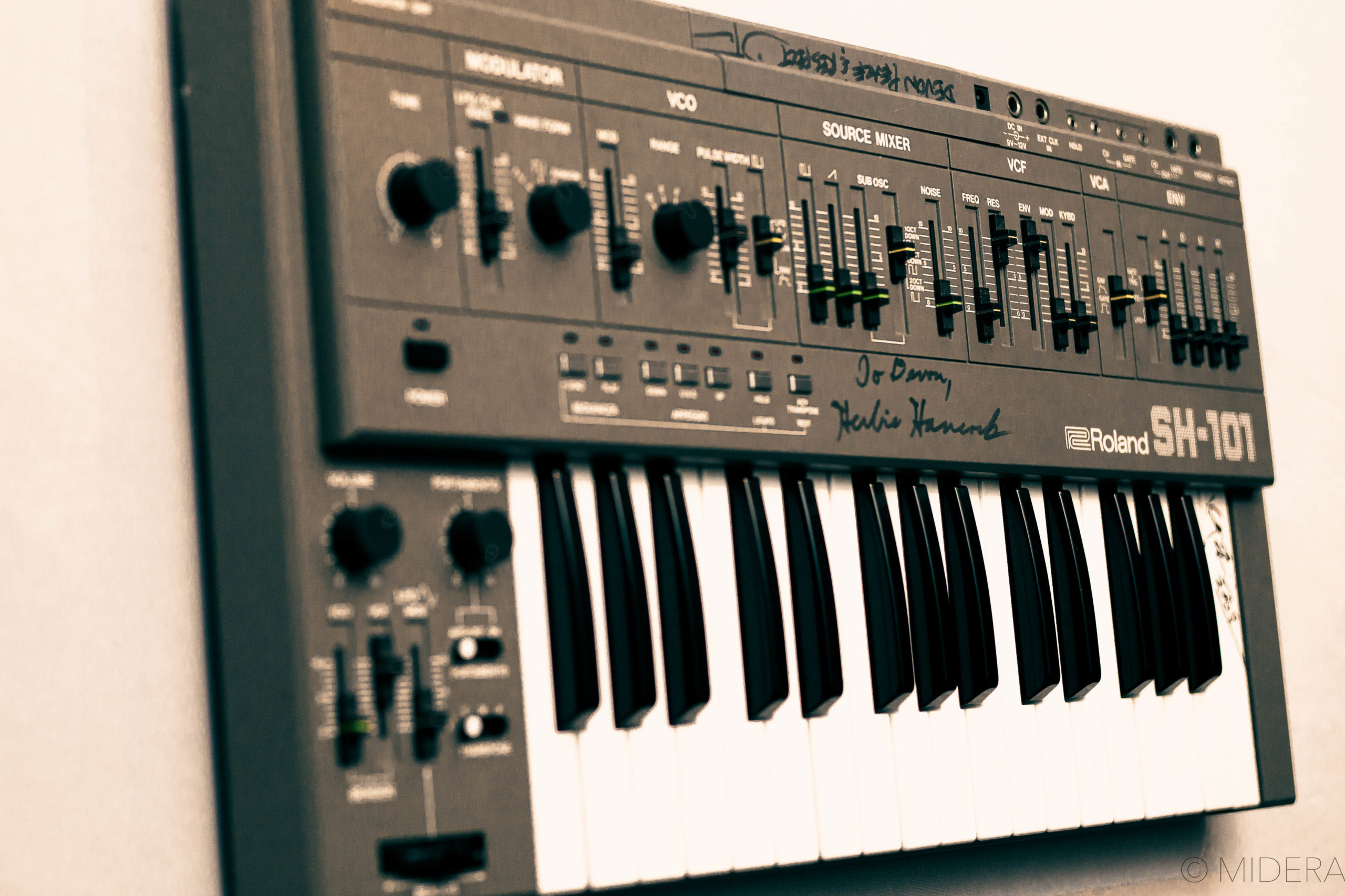 Roland SH-101 viewed from the side